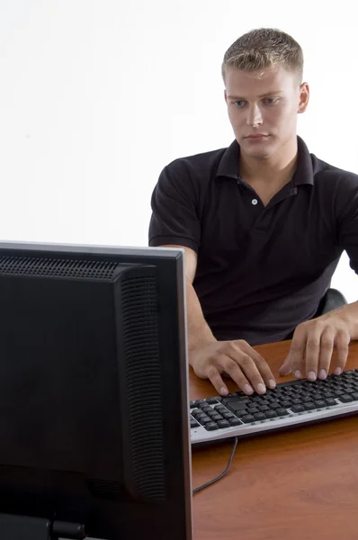 Молодий чоловік працює на комп'ютері — стокове фото