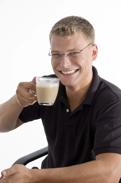Elégedett a fiatalembert élvezi a kávé — Stock Fotó