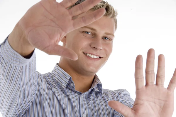 Молодой человек делает рамку жеста — стоковое фото