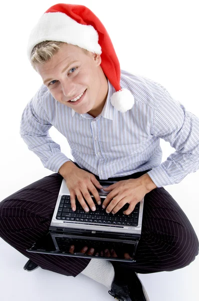 Boldog fiatalember dolgozik laptop — Stock Fotó