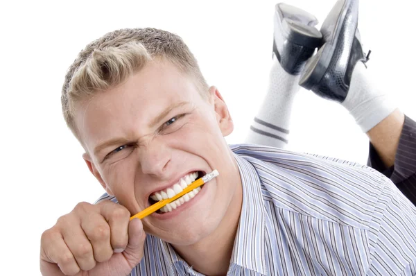 Jonge man houden potlood met tanden — Stockfoto