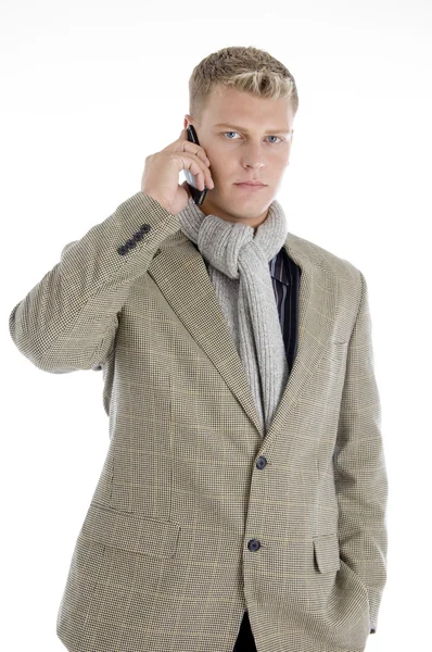 Jeune homme d'affaires parlant sur téléphone portable — Photo