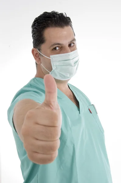 Médico com máscara mostrando polegares para cima — Fotografia de Stock