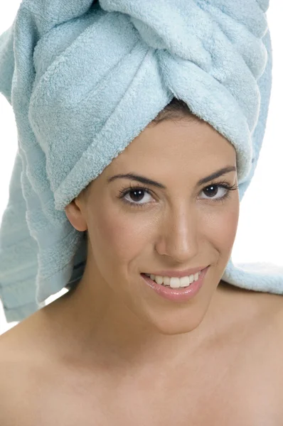 Retrato de uma mulher com uma toalha na cabeça — Fotografia de Stock