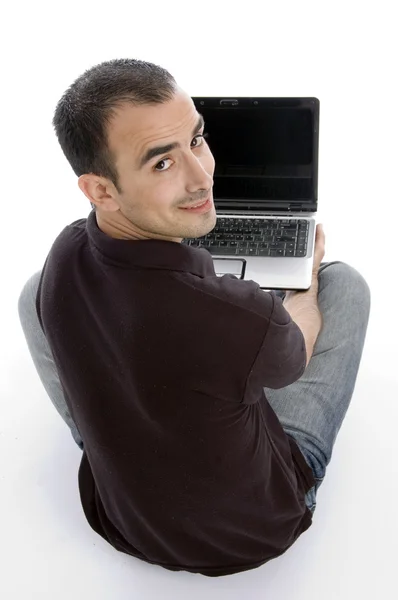 Jeune homme en colère avec son ordinateur portable — Photo