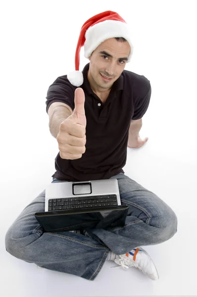 Uomo caucasico con computer portatile, pollici in su — Foto Stock