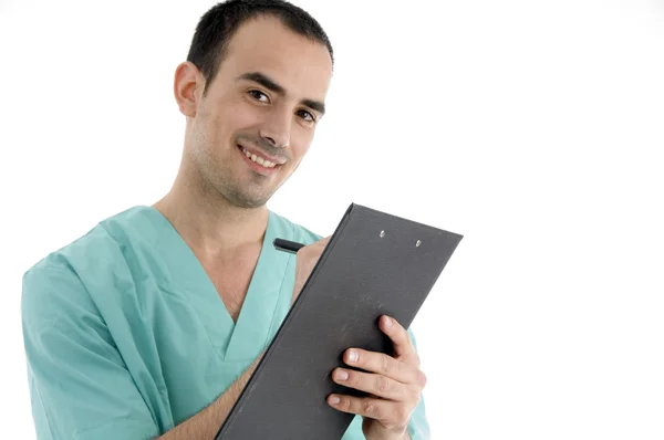 Мужчина-врач пишет на блокноте, улыбается — стоковое фото