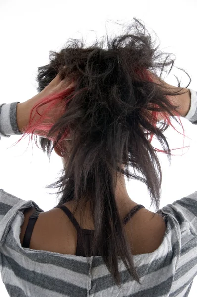 Назад позу дівчини, що показує волосся — стокове фото