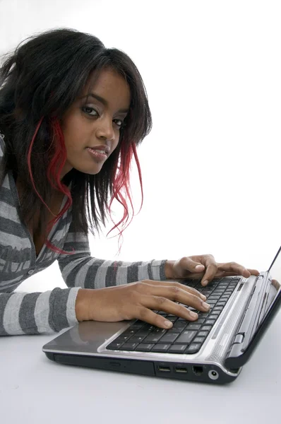 Дівчина працює на ноутбуці, обличчям до камери — стокове фото
