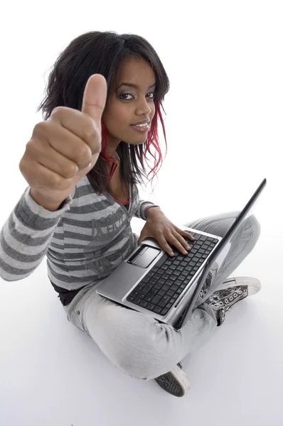 Menina africana com laptop mostrando polegares para cima — Fotografia de Stock