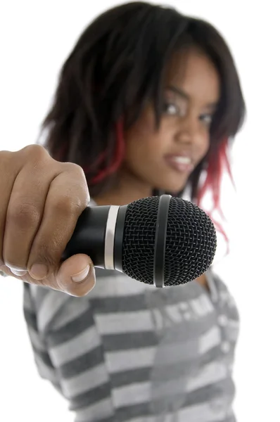 Mladá dívka zobrazeno mikrofon k fotoaparátu — Stock fotografie