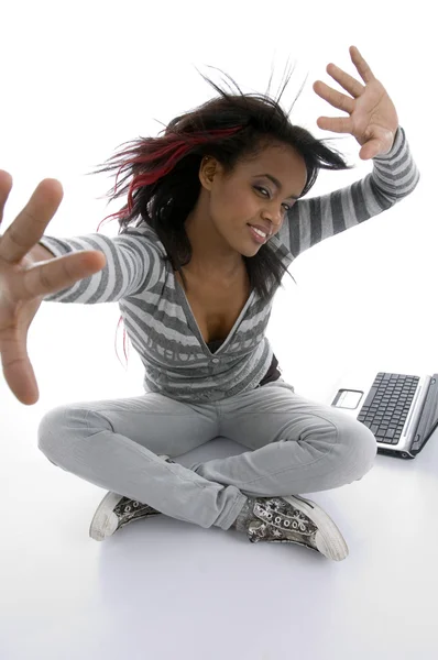 Giovane ragazza africana in posa con computer portatile — Foto Stock