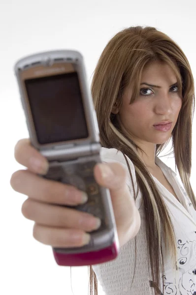 Женщина показывает мобильный телефон рядом с камерой — стоковое фото