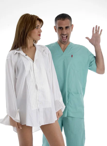 Unga läkare och patient poserar vansinnigt — Stockfoto