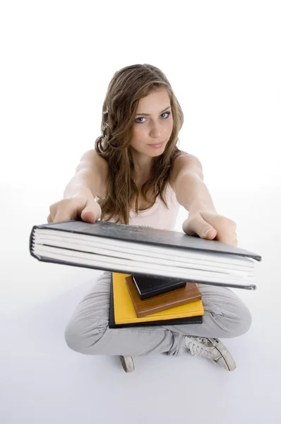 Kitaplar ile oturan genç kız — Stok fotoğraf