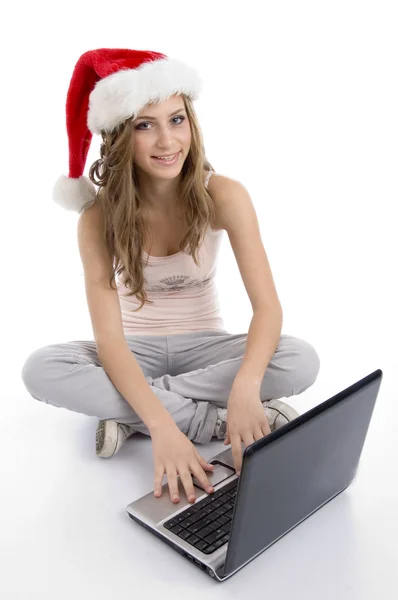 Mooi jong meisje die op laptop werkt — Stockfoto