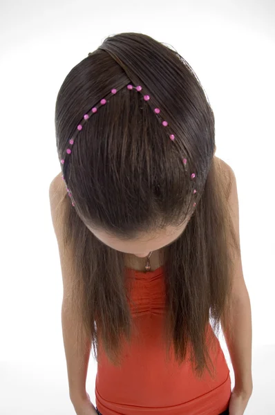 Menina mostrando seu estilo de cabelo — Fotografia de Stock