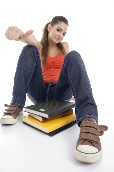 Студент с книгами и большими пальцами вверх — стоковое фото