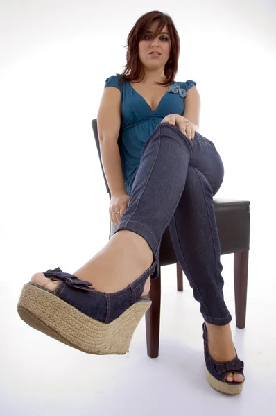 座っている女性モデルは、スタイルでポーズ — ストック写真
