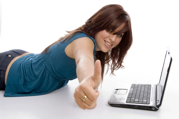 Γυναίκα με φορητό υπολογιστή και επιθυμώντας καλή τύχη — Φωτογραφία Αρχείου