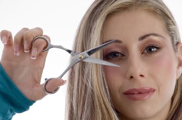 Vrouw weergegeven: scissor dicht op camera — Stockfoto