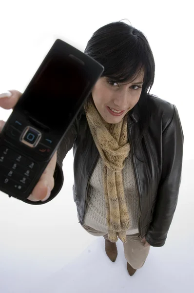 Femme heureuse montrant téléphone portable — Photo