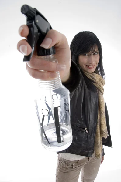 Жінка з пляшкою розпилення на камеру — стокове фото
