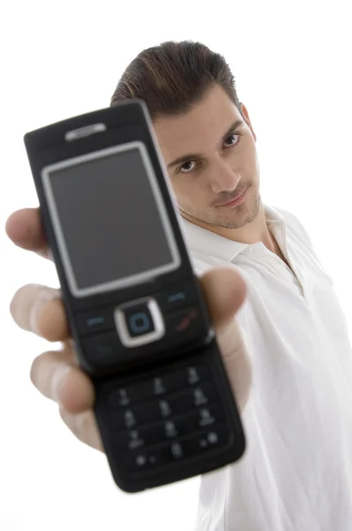 Молодий чоловік показує мобільний телефон на камеру — стокове фото