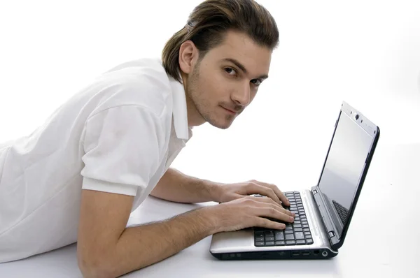 Молодой человек работает на ноутбуке — стоковое фото