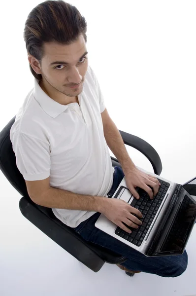在笔记本电脑上工作的年轻人 — 图库照片