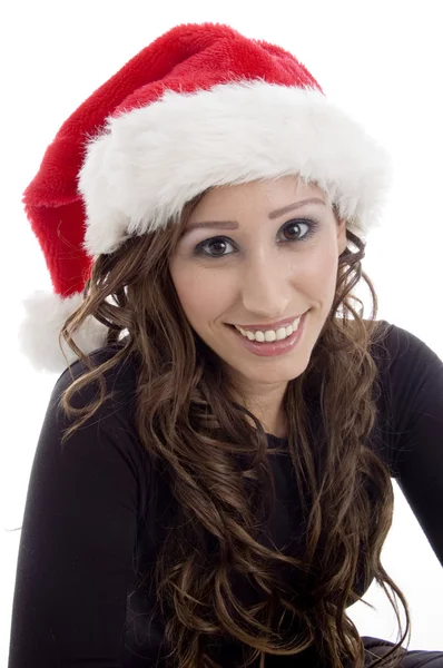 女性の身に着けているクリスマスの帽子に笑みを浮かべてください。 — ストック写真
