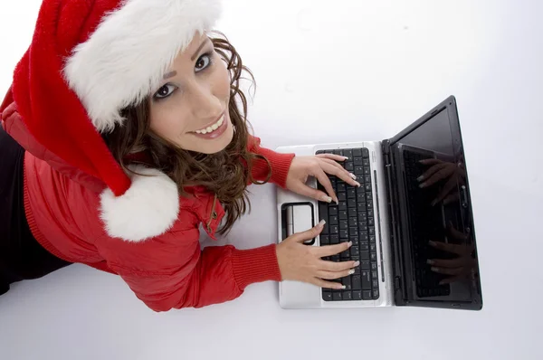 Hög vinkel syn på kvinnan med laptop — Stockfoto
