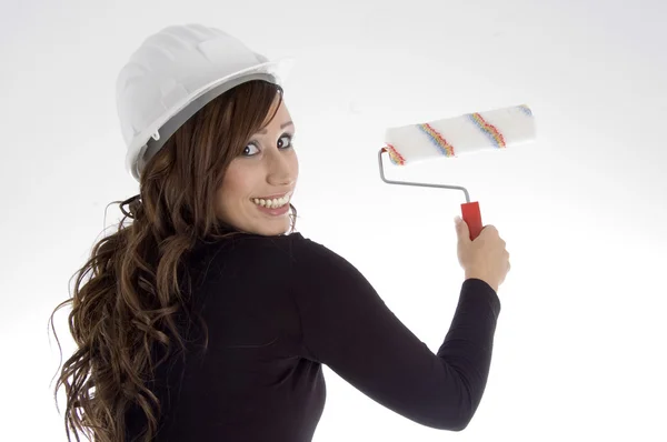 Жінка з архітекторським шоломом і пензлем — стокове фото