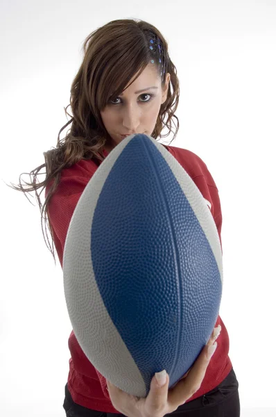 Žena držící fotbal blízko k fotoaparátu — Stock fotografie