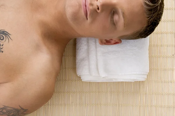Man relaxing with his eyes closed at spa — Stock Photo, Image