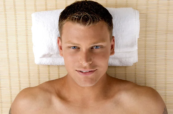 Jeune homme relaxant dans un salon de spa — Photo