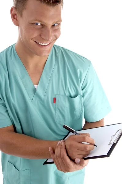 Inteligentny młody chirurg uśmiecha się do kamery — Zdjęcie stockowe