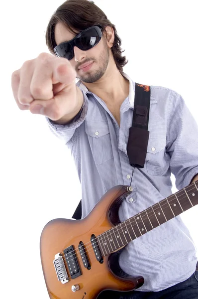 Inteligente jovem guitarrista com óculos de sol — Fotografia de Stock