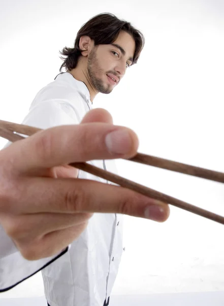 Chlapík v šéfkuchař jednotné hospodářství hůlky — Stock fotografie