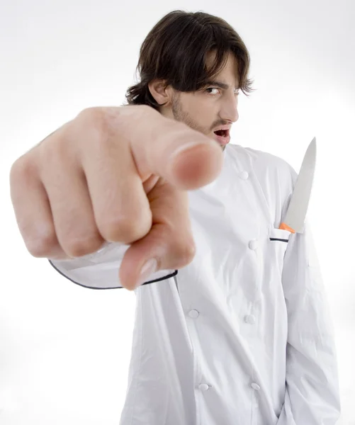 Αρσενικό σεφ με μαχαίρι που δείχνει σε κάμερα — Φωτογραφία Αρχείου