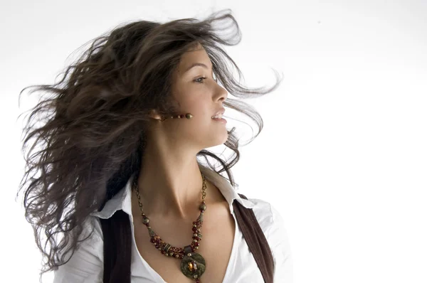 Mulher na moda cintilando seu cabelo — Fotografia de Stock