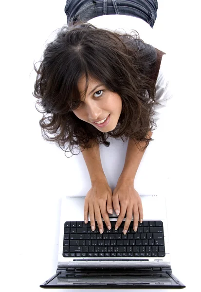 노트북에서 일 하는 젊은 여성 — 스톡 사진
