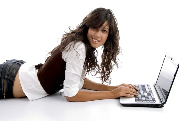 Bela adolescente ocupado com laptop — Fotografia de Stock