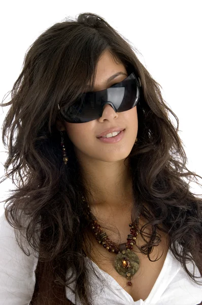 Modello alla moda indossando occhiali da sole — Foto Stock