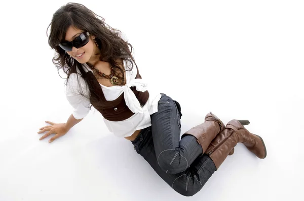 Modelo de moda posando deitado no chão — Fotografia de Stock