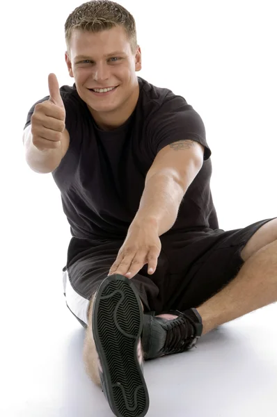 Exercício homem mostrando sinal de boa sorte — Fotografia de Stock