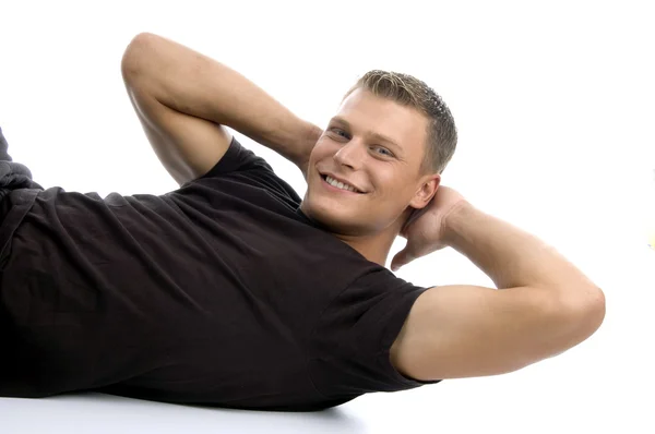 Joven hombre sonriente en forma haciendo ejercicio —  Fotos de Stock
