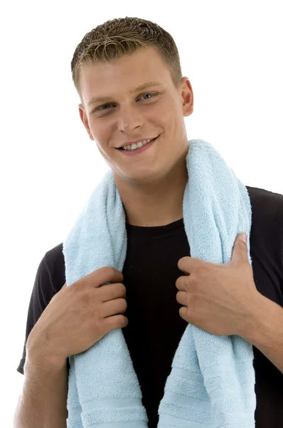 Guapo hombre sonriente con toalla — Foto de Stock