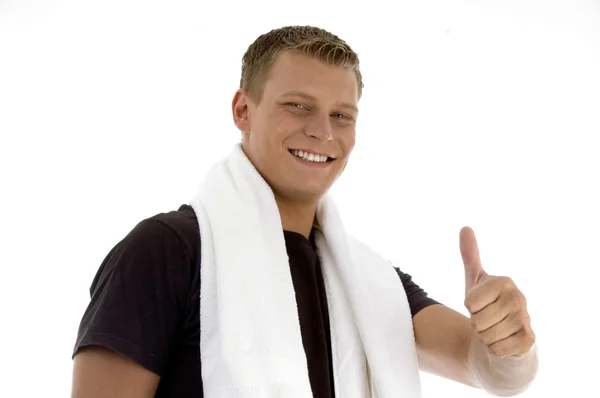 Homem sorridente mostrando gesto de polegar — Fotografia de Stock