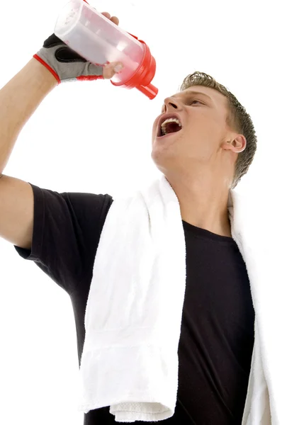 Mladý muž pít z láhve — Stock fotografie